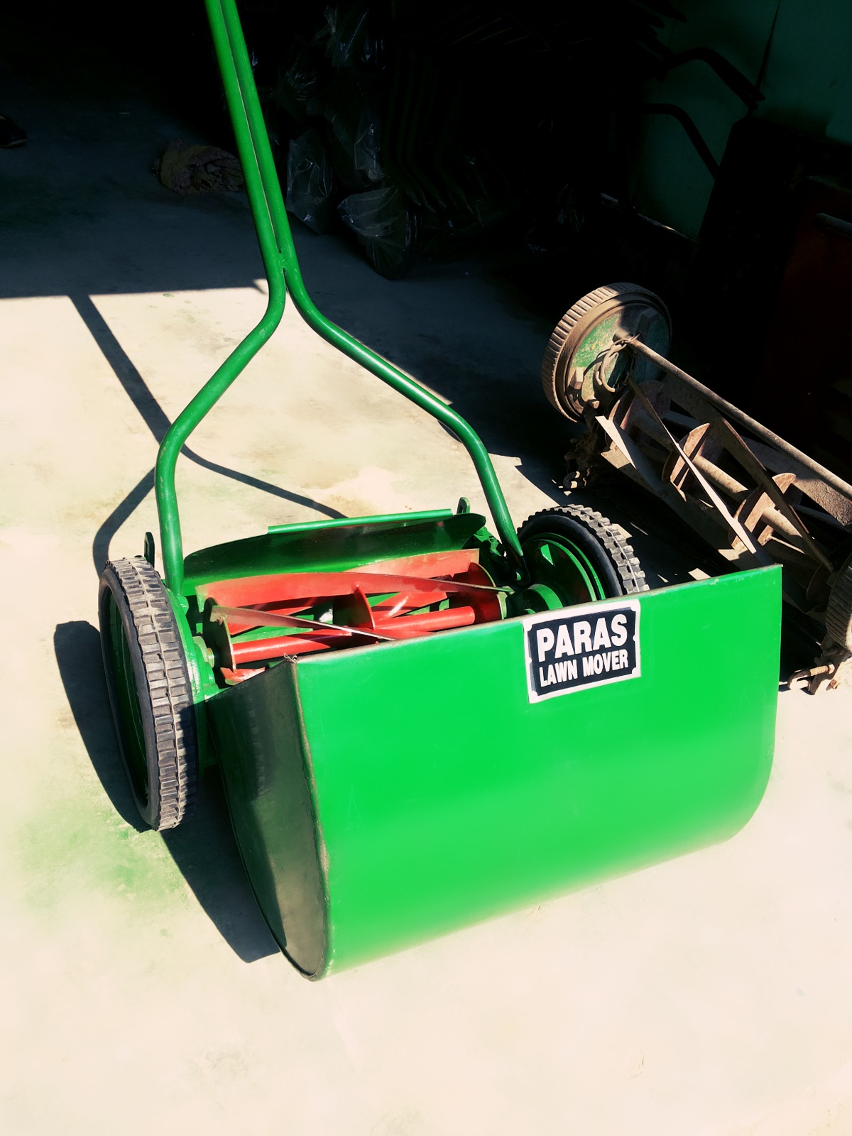 Manual push walk-behind lawn mower for small gardens and pathways — Paras Engg. Works